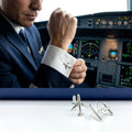 Paire de boutons de manchette avion argent sur tissu blanc