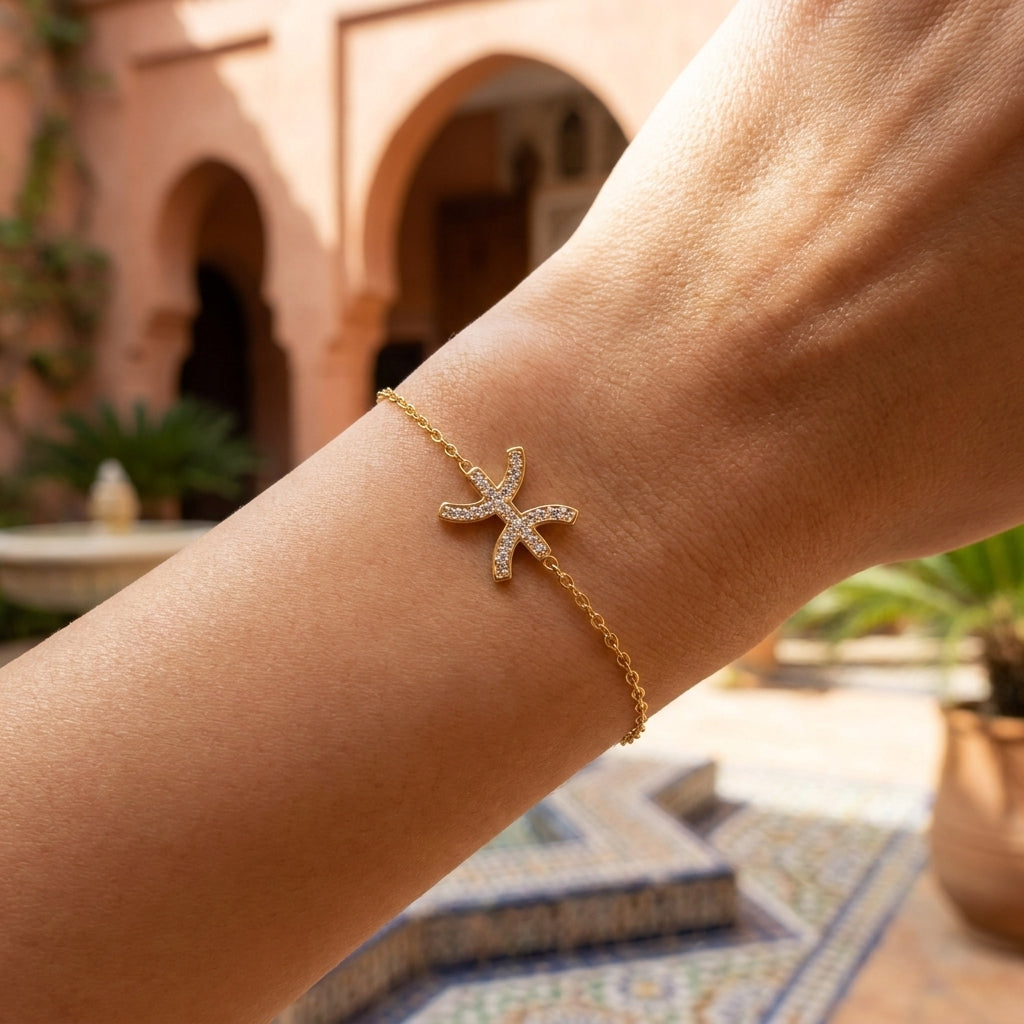 Bracelet signe berbère porté au poignet dans un riad marocain
