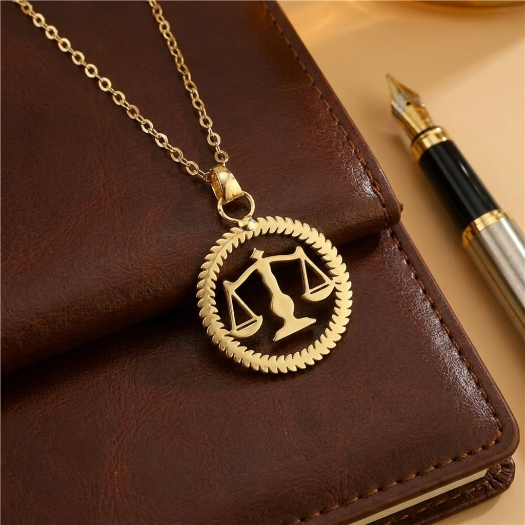 Pendentif balance dorée sur carnet en cuir
