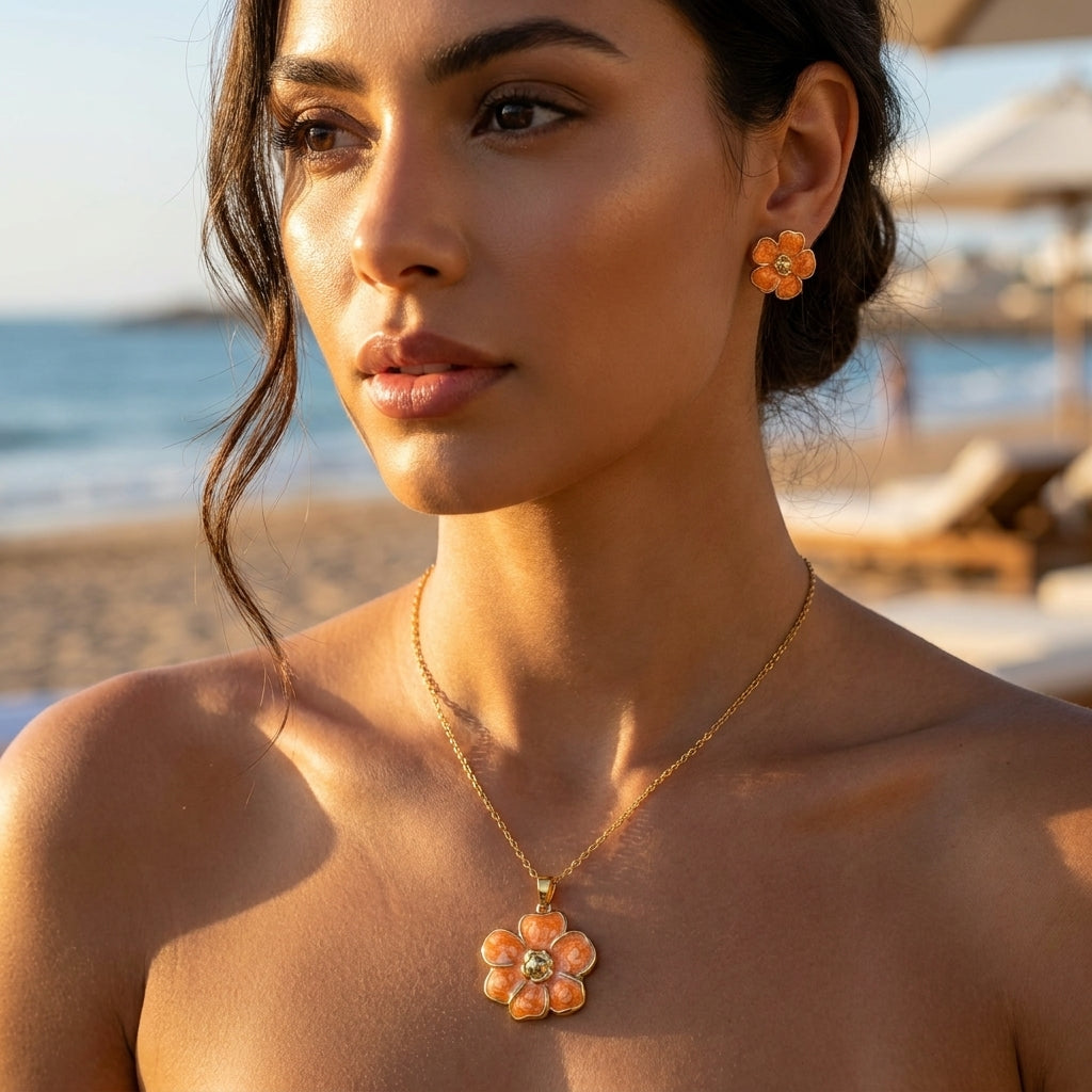 Femme portant la parure fleur orange pêche sur la plage au coucher du soleil