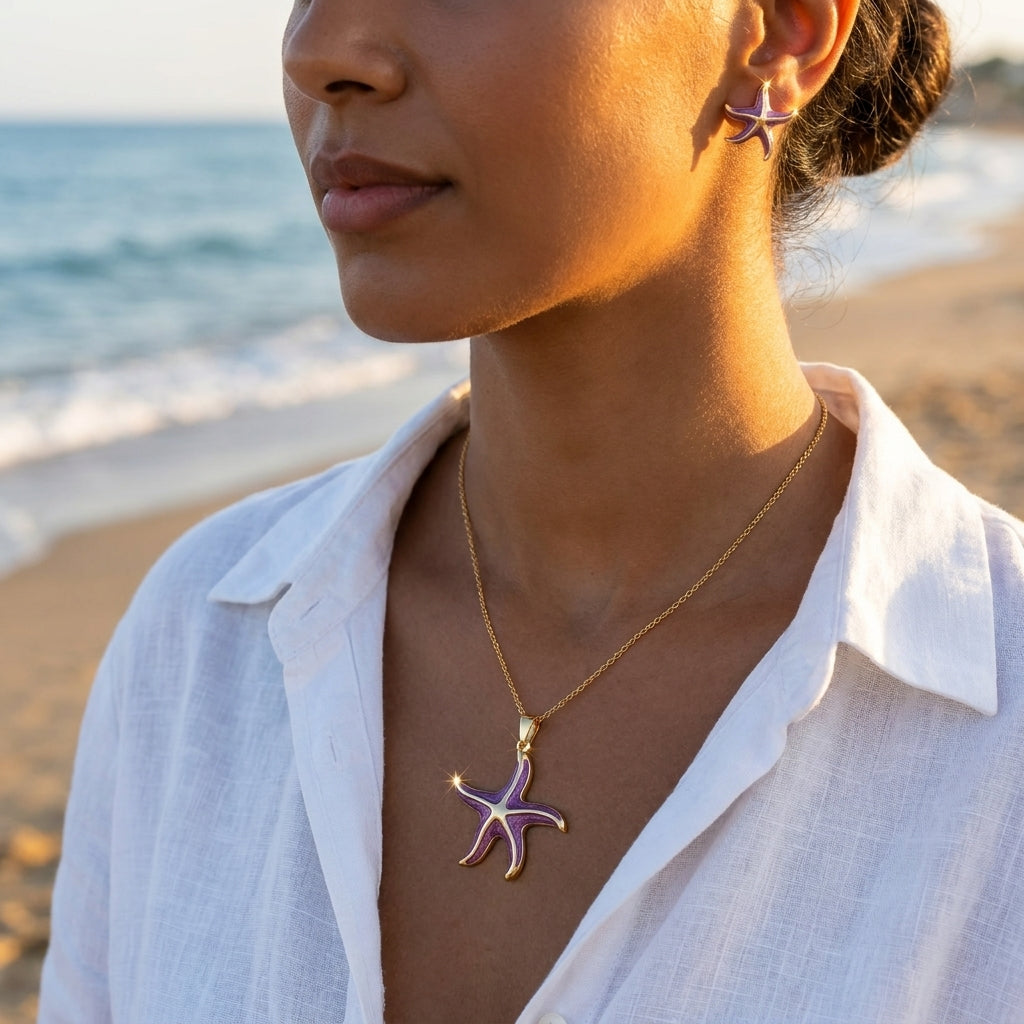 Femme portant la parure étoile de mer violette sur la plage au coucher du soleil