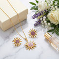 Parure soleil or et email violet - collier et boucles d'oreilles sur marbre