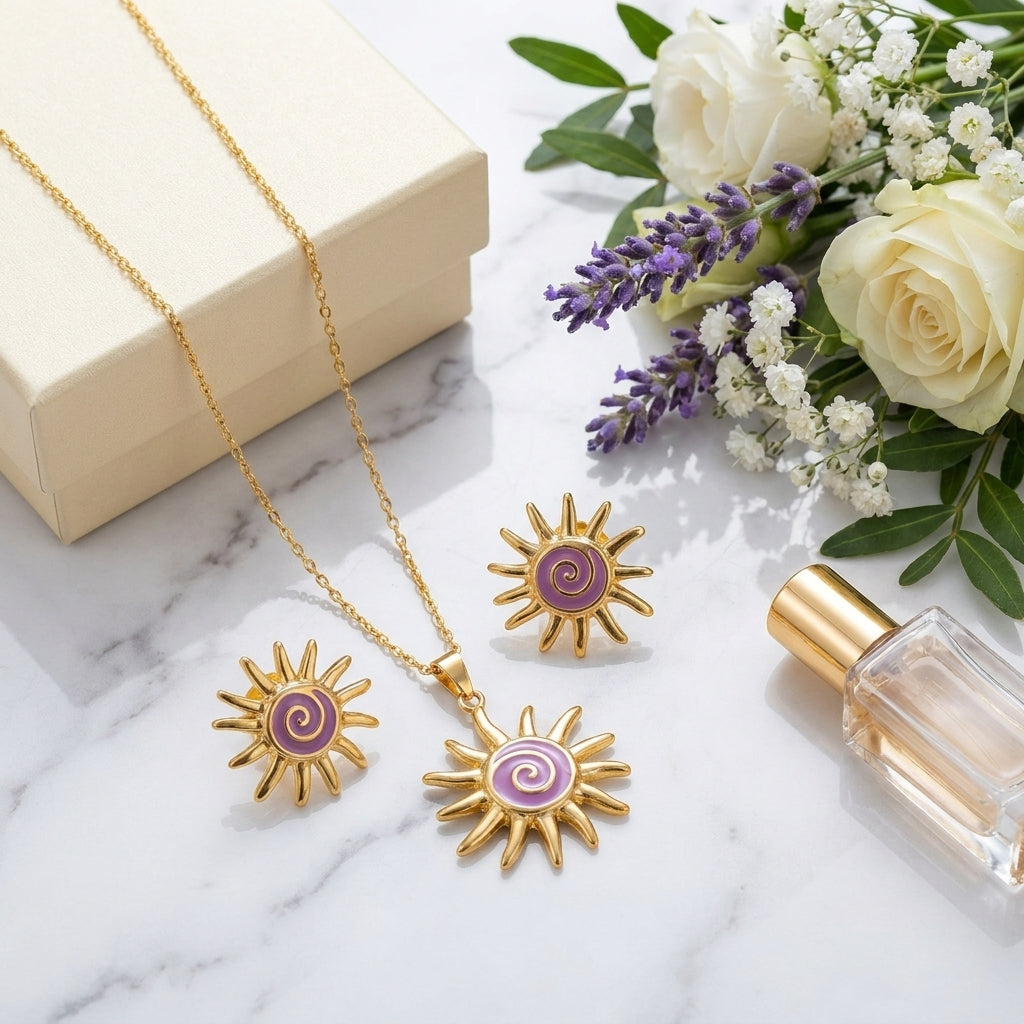 Parure soleil or et email violet - collier et boucles d'oreilles sur marbre