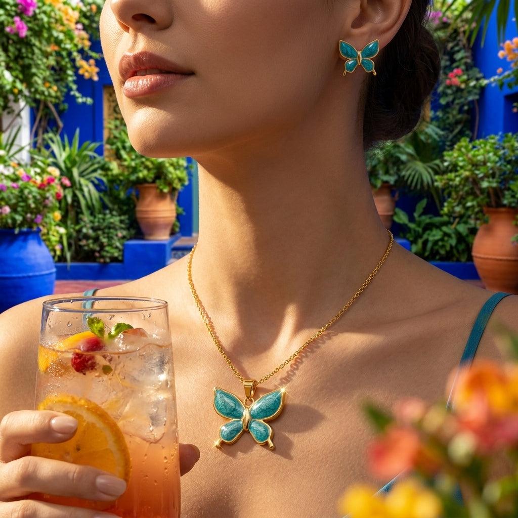 Femme portant la parure papillon turquoise dorée dans le jardin Majorelle de Marrakech